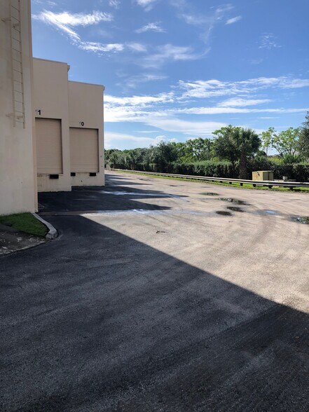 More Photos Of 2400 W Copans Rd, Pompano Beach Showroom For Lease