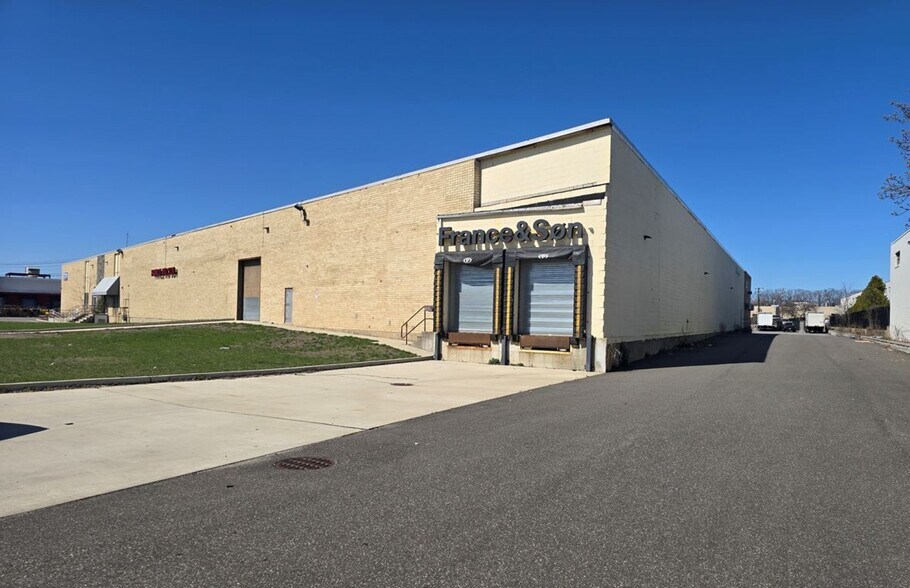 More Photos Of 1966 Broadhollow Rd, Farmingdale Distribution For Sale
