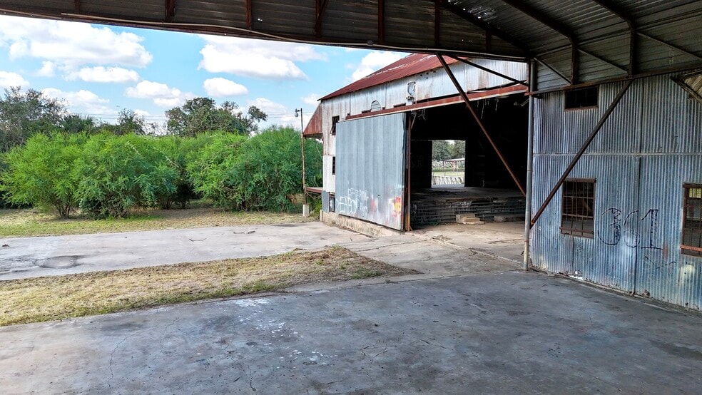 More Photos Of 305 W Houston St, Beeville Warehouse For Sale