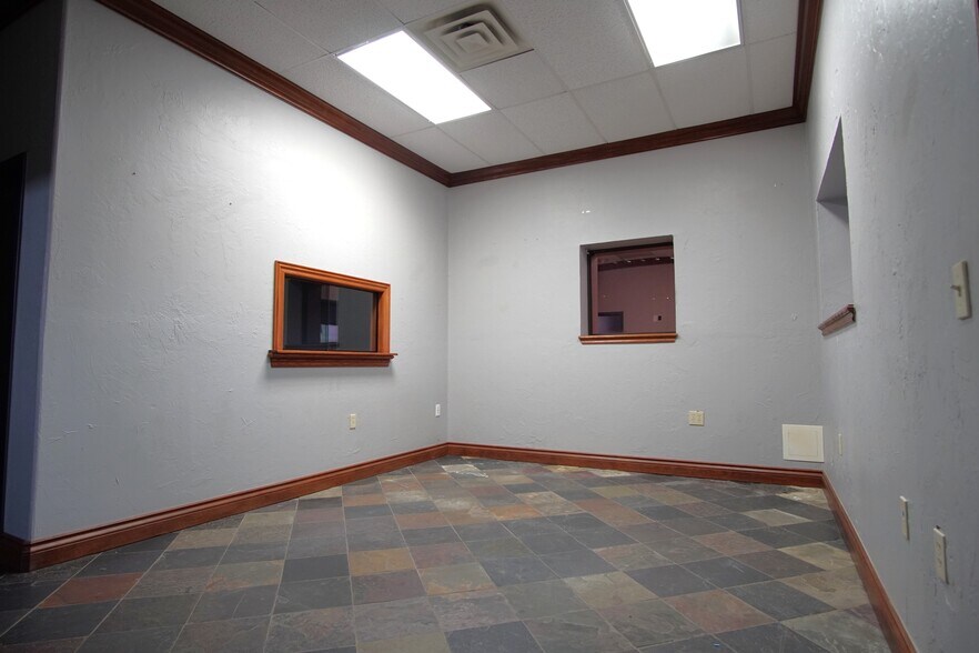 More Photos Of 136 NW 122nd St, Oklahoma City General Retail For Lease