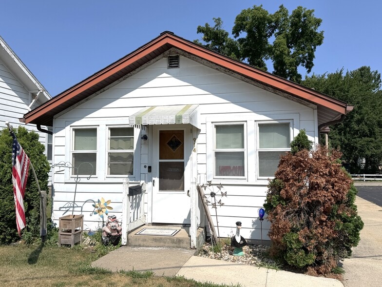 Primary Photo Of 914 Blackhawk Blvd, South Beloit Multifamily For Sale