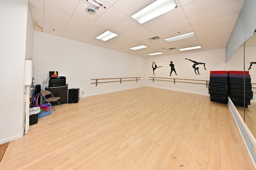 More Photos Of 60 Whitney Rd, Mahwah Warehouse For Lease