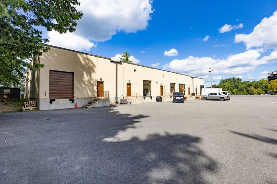 More Photos Of 24 Keewaydin Dr, Salem Flex For Lease