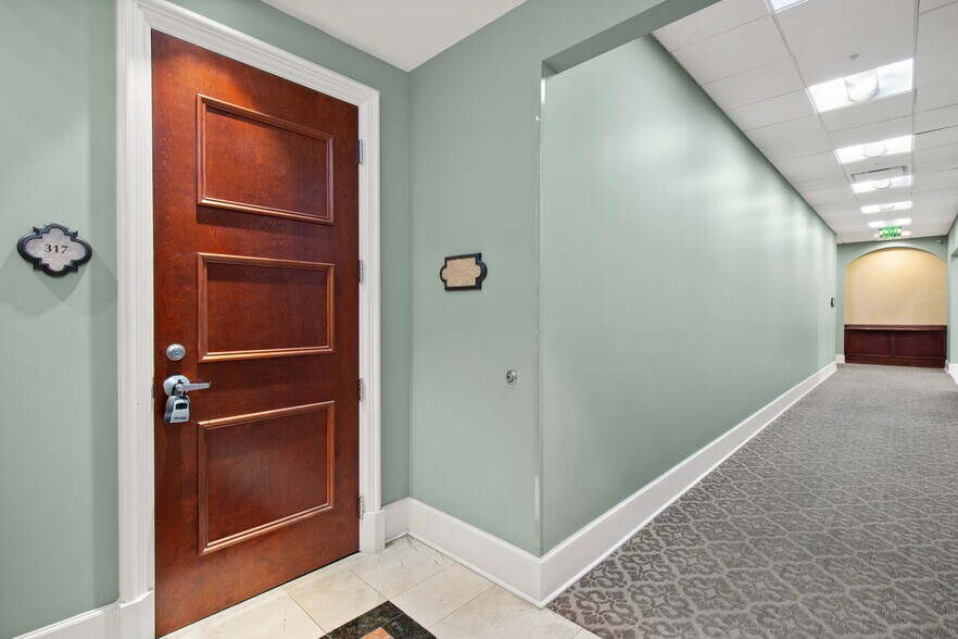 More Photos Of 7065 Westpointe Blvd, Orlando Office For Sale