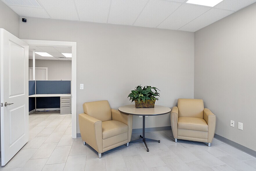 More Photos Of 6724 Paluxy Dr, Tyler Office For Lease
