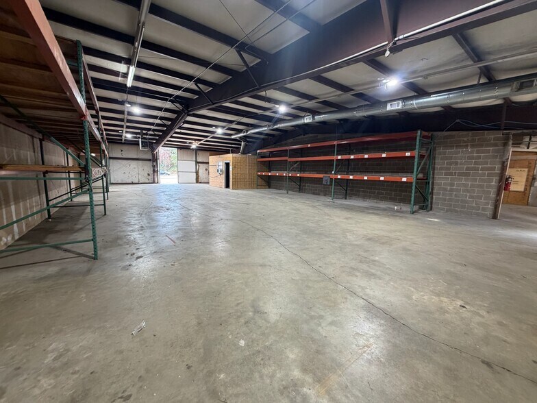 More Photos Of 115-119 Plaza W, Texarkana Warehouse For Lease