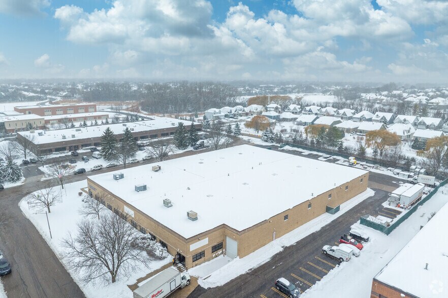 More Photos Of 300 S Westgate Dr, Carol Stream Warehouse For Lease