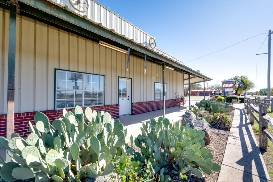 More Photos Of 103 Gene Autry dr, Tioga Flex For Lease