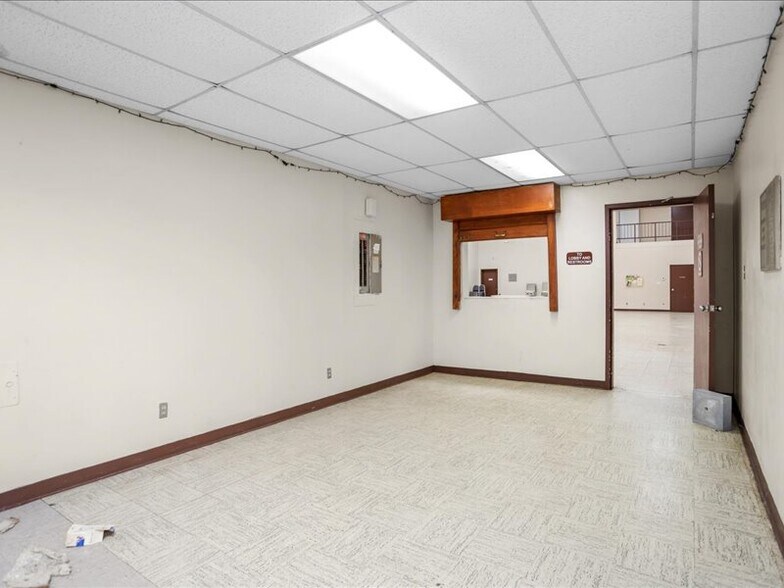 More Photos Of 1819 Spring St, Palestine Specialty For Sale