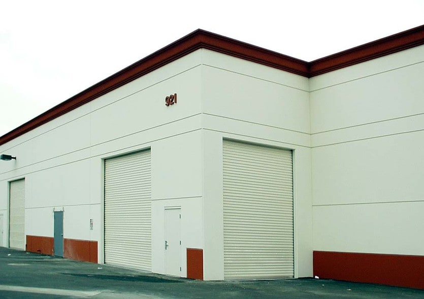 More Photos Of 921 Poinsettia St, Santa Ana Showroom For Sale