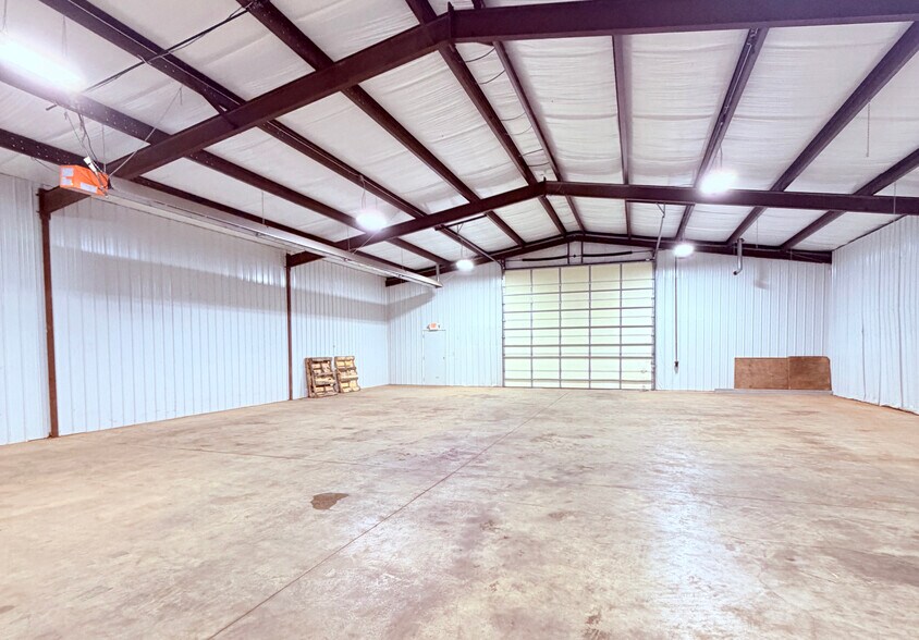 More Photos Of 322 E Thomas Ave, Stillwater Warehouse For Lease