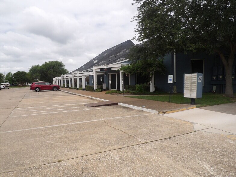 More Photos Of 17300 Saturn Ln, Houston Medical For Lease
