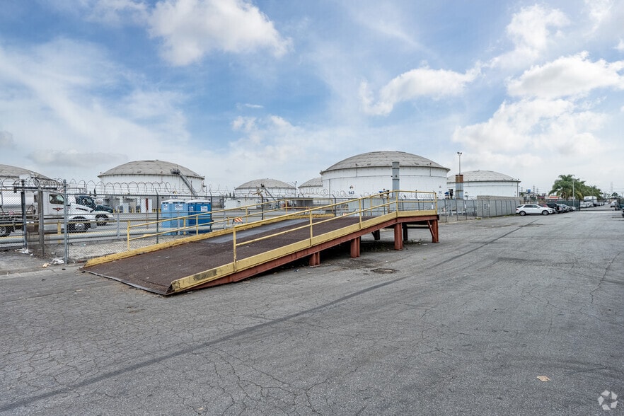 More Photos Of 5625 E Firestone Blvd, South Gate Warehouse For Lease