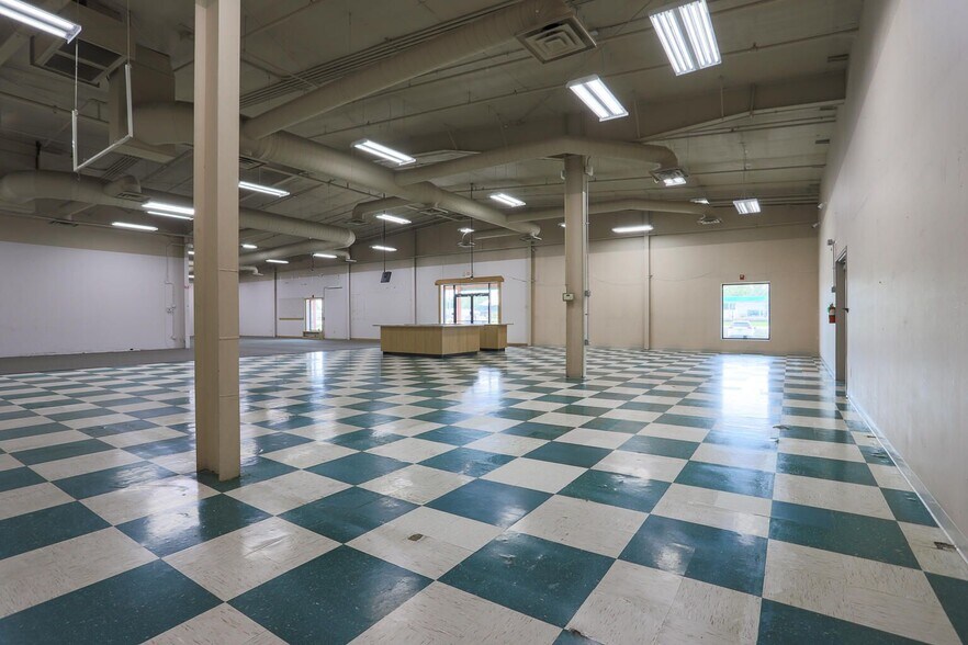 More Photos Of 4040 S Expressway, Council Bluffs Convenience Store For Lease