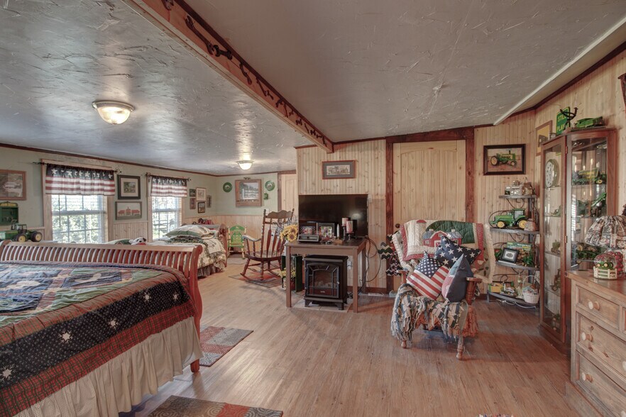 More Photos Of 617 W Main St, Whitesboro Garden Center For Sale