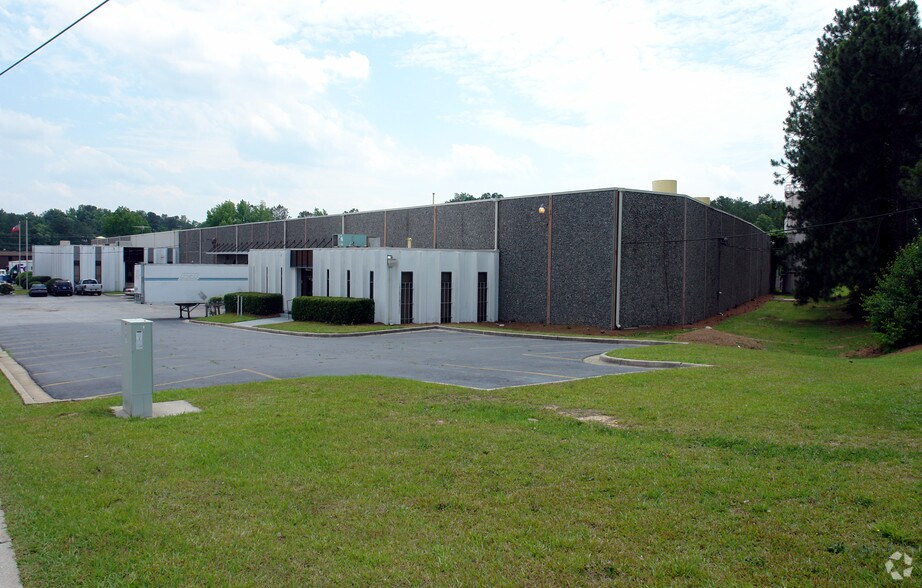 More Photos Of 5665 New Peachtree Rd, Chamblee Warehouse For Lease