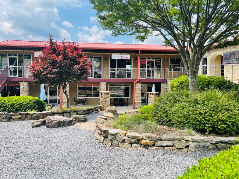 More Photos Of 140 E Crogan St, Lawrenceville General Retail For Sale