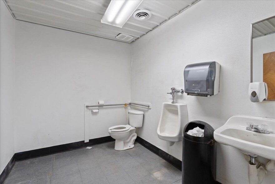 More Photos Of 12104 Deike Ct, Cheyenne Truck Terminal For Sale