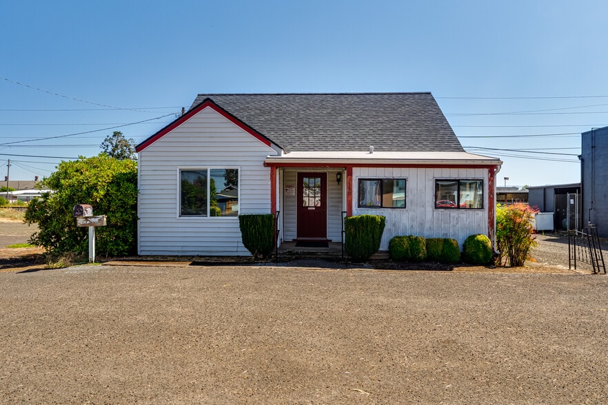 Primary Photo Of 1350 Ivy St, Junction City Office For Sale