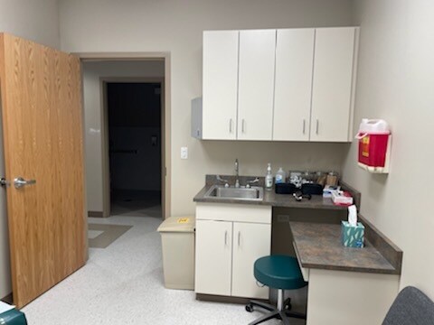 More Photos Of 208 Flax Dr, Highland Medical For Lease