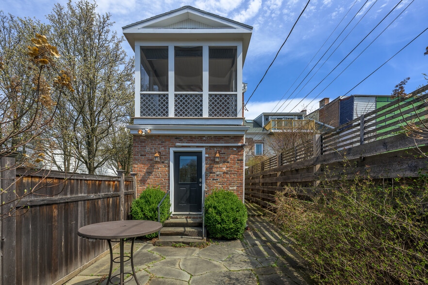 More Photos Of 237 Warren St, Hudson Storefront Retail Residential For Sale