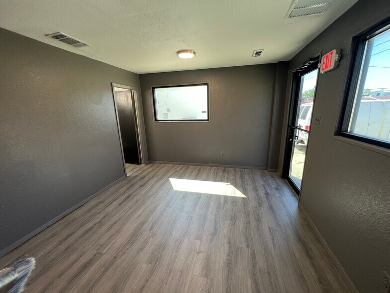 More Photos Of 424 W Henderson St, Cleburne Auto Dealership For Lease