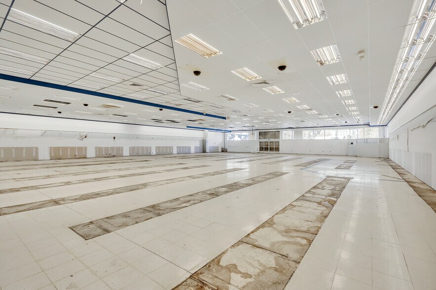 More Photos Of 2300 Wynnton Rd, Columbus Drugstore For Lease