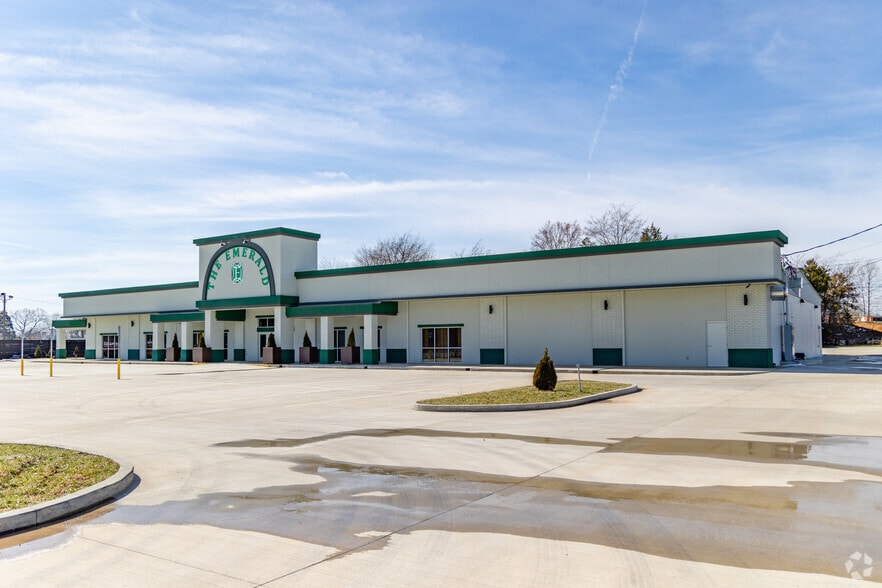 Primary Photo Of 2631 Highway 41A Byp, Clarksville Department Store For Lease