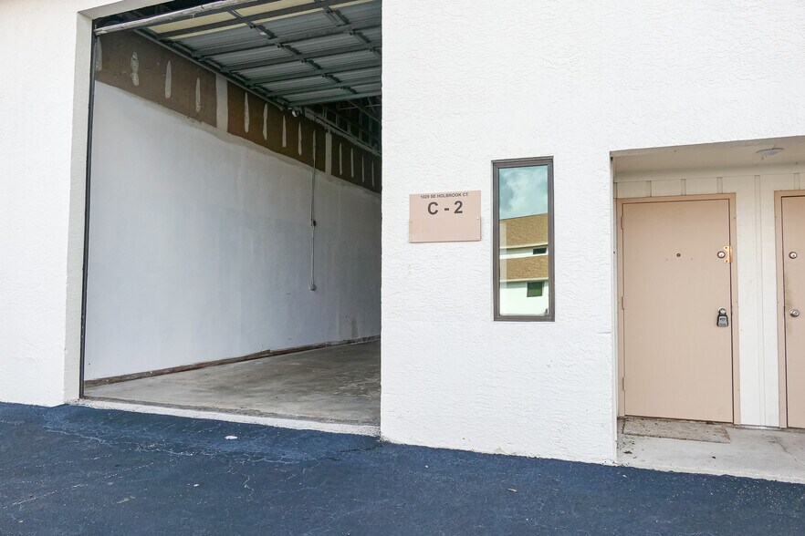 More Photos Of 1053 SE Holbrook Ct, Port Saint Lucie Warehouse For Lease