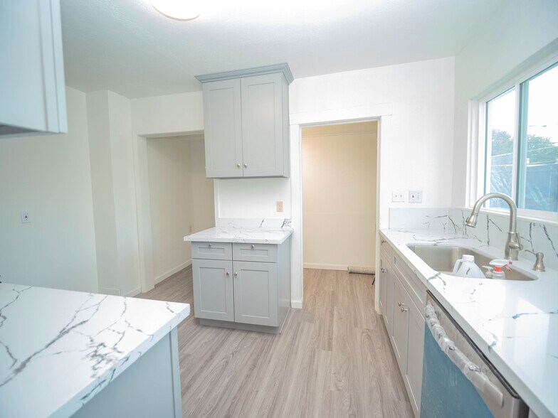 More Photos Of 2016-2018 16th St, Sacramento Storefront Retail Residential For Sale