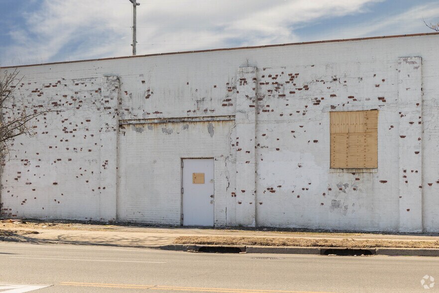 More Photos Of 3000 Lawson Blvd, Oceanside Warehouse For Lease