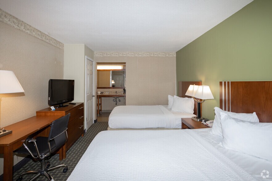 More Photos Of 5425 Clarkins Dr, Austintown Hotel For Sale