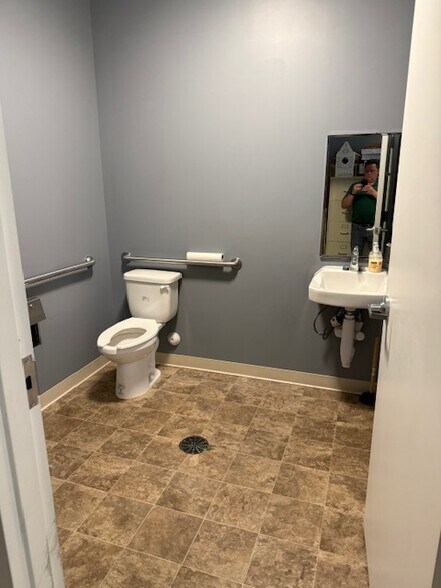 More Photos Of 25 Centreport Pky, Stafford Flex For Lease