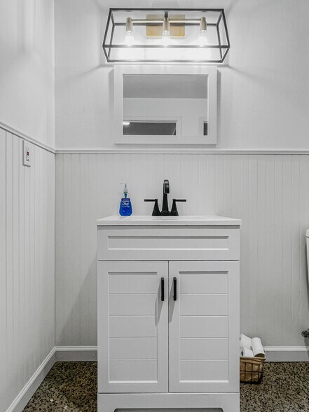 More Photos Of 599 S Highway 197, Maupin Office Residential For Lease