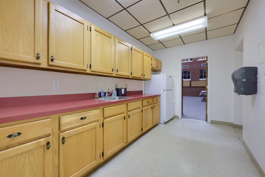 More Photos Of 704 Main St, Akron Flex For Sale