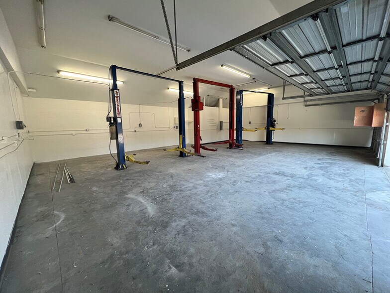 More Photos Of 147 N Gilbert St, Hemet Flex For Sale