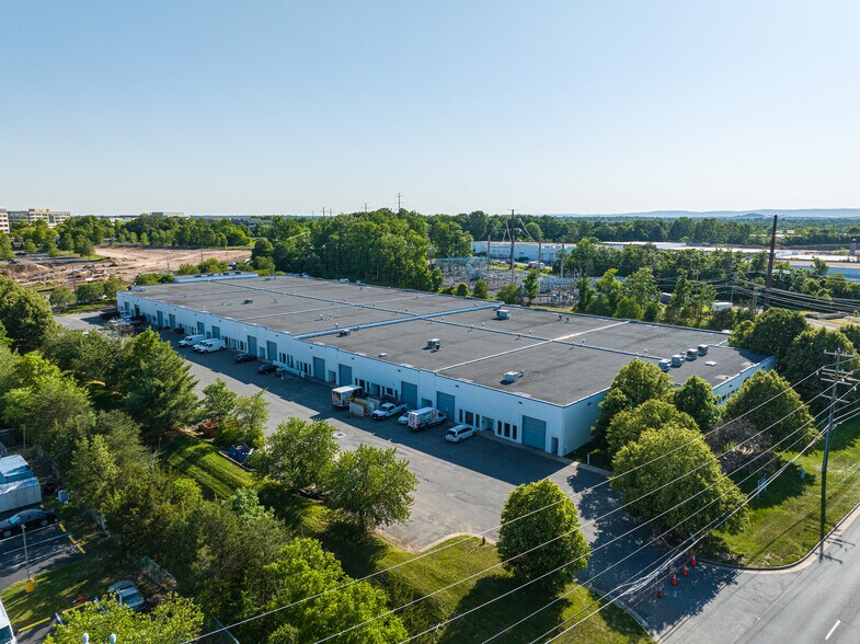 More Photos Of 14701-14707 Willard Rd, Chantilly Light Distribution For Lease