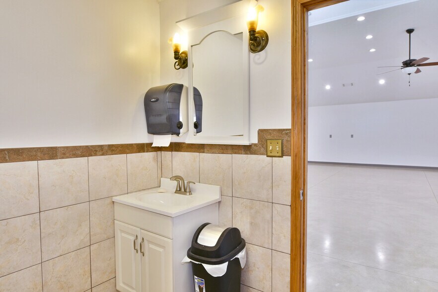 More Photos Of 3019 Parkman Rd NW, Warren Flex For Sale