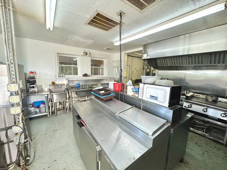 More Photos Of 19510 Leatherwood Rd, Salesville Freestanding For Sale