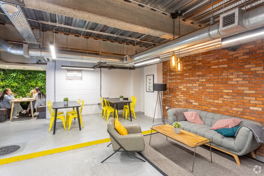 More Photos Of 72 Paris St, Exeter Office For Lease