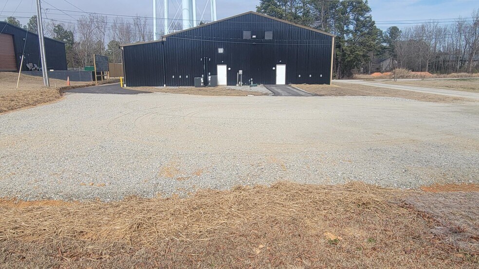 More Photos Of 207 Middle St, Greenwood Warehouse For Lease