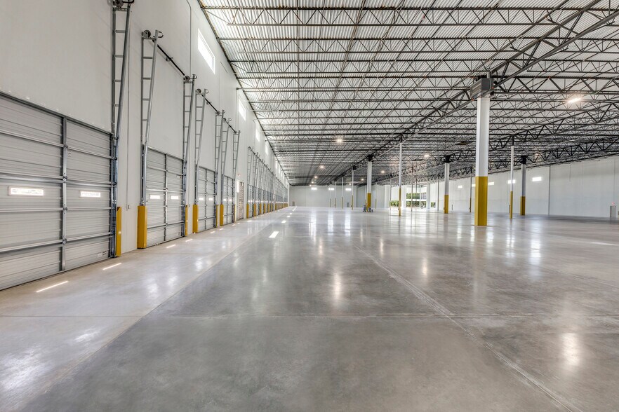 More Photos Of 5324 S Peachtree Rd, Balch Springs Distribution For Sale