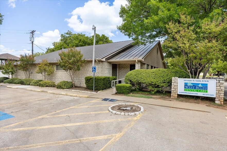 More Photos Of 310 W Bluff St, Granbury Office For Sale