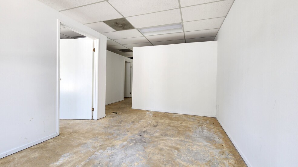 More Photos Of 9795 Cabrini Dr, Burbank Loft Creative Space For Lease