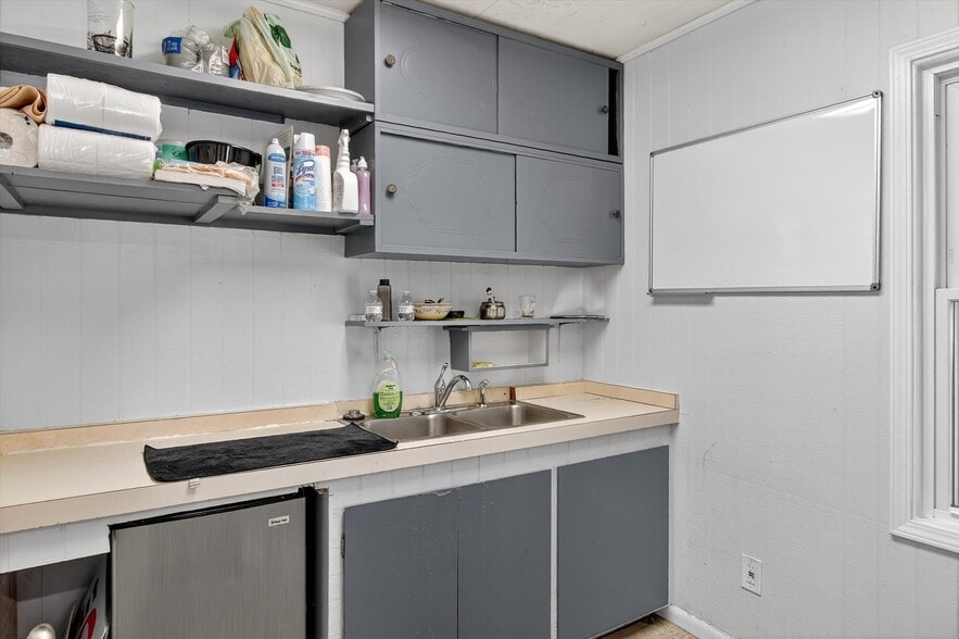 More Photos Of 7045 Cooley Lake Rd, West Bloomfield Freestanding For Sale