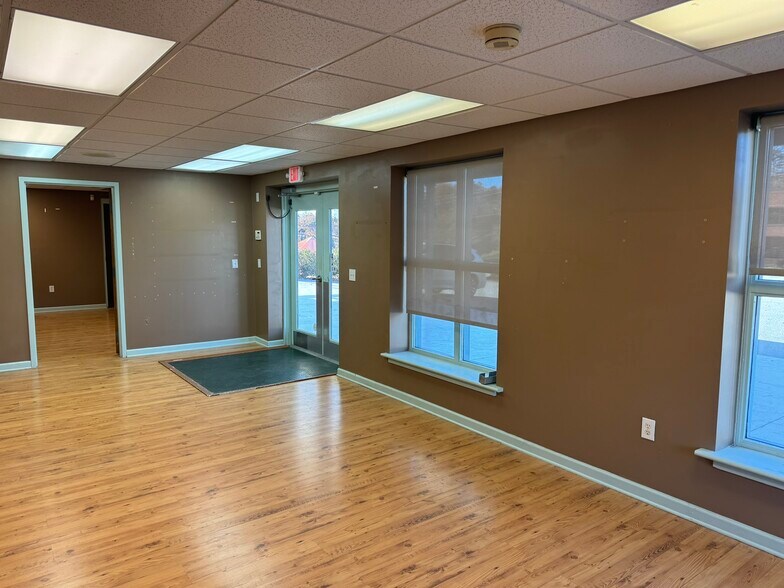 More Photos Of 1212 Battleground Ave, Greensboro Freestanding For Lease