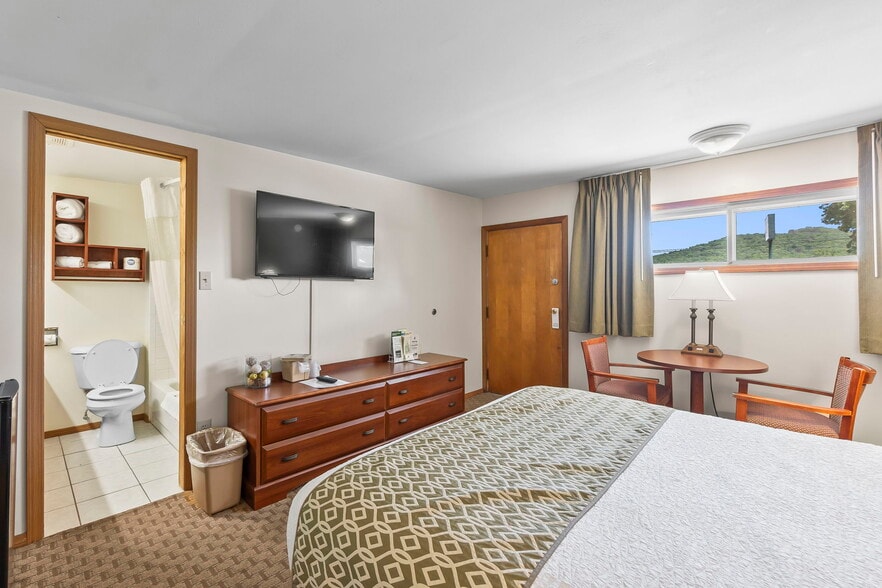 More Photos Of 310 S McCune St, Pilot Knob Hotel For Sale