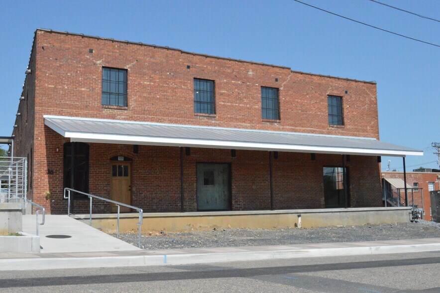 136 W Elizabeth St, Harrisonburg, VA 22802 Retail For Lease