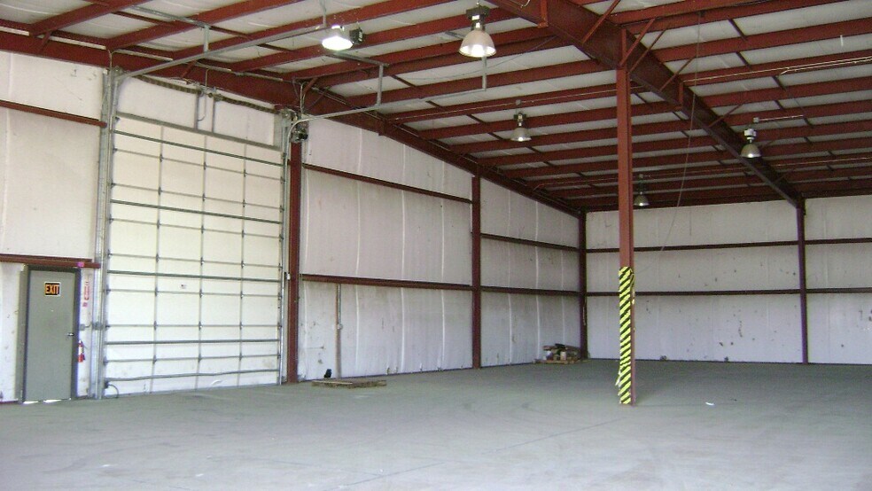 More Photos Of 325 E Happy Valley Rd, Roseburg Distribution For Lease