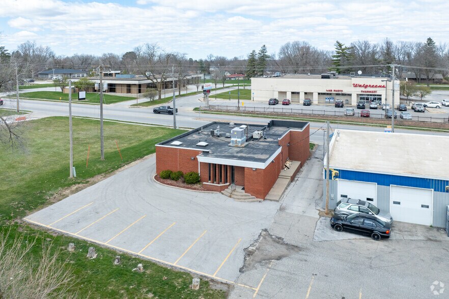 Primary Photo Of 4418 Douglas Ave, Des Moines Veterinarian Kennel For Sale